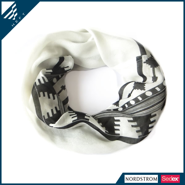 新款时尚黑白几何印花围巾