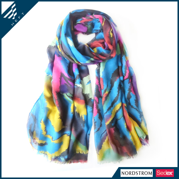 新款时尚炫色印花围巾